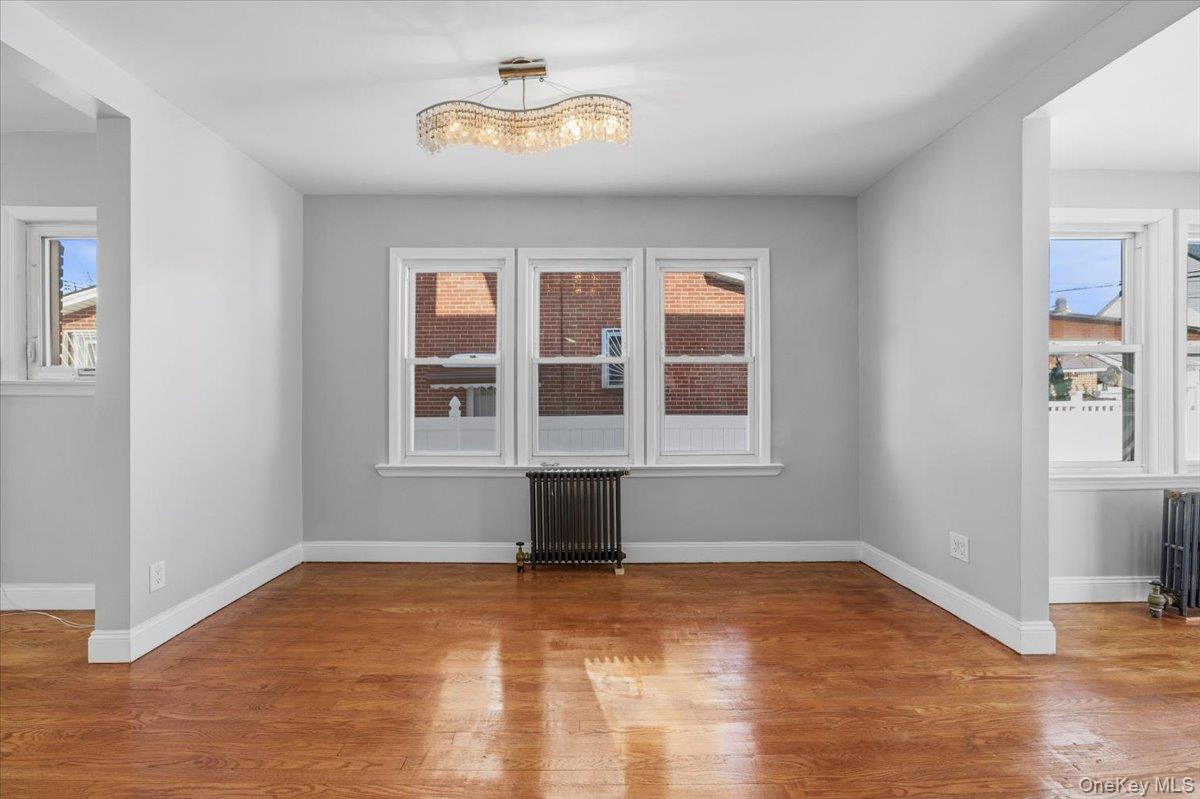 #12 photo, 10973 200th Street, कुईंस Saint Albans , NY 11412