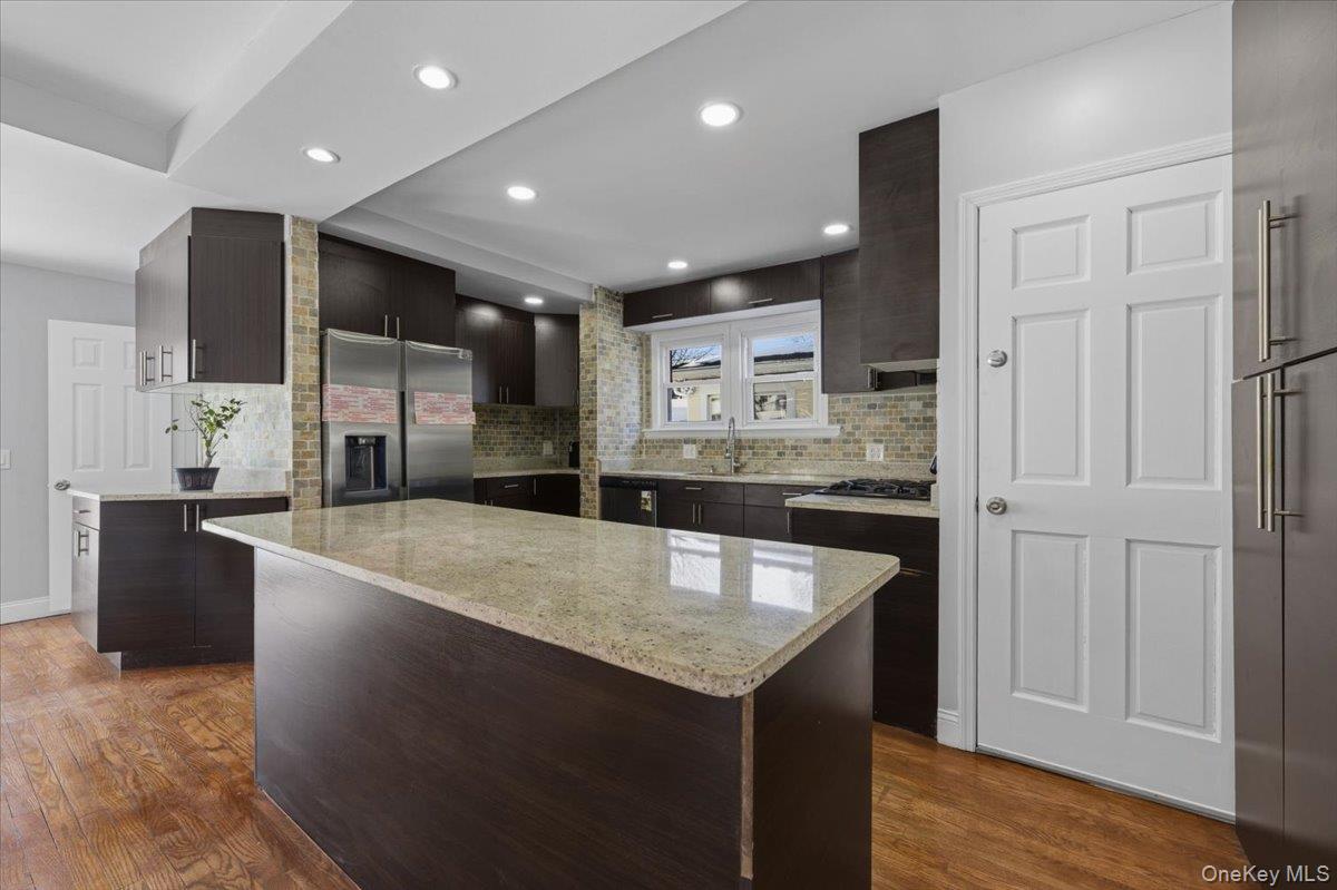 #13 photo, 10973 200th Street, कुईंस Saint Albans , NY 11412