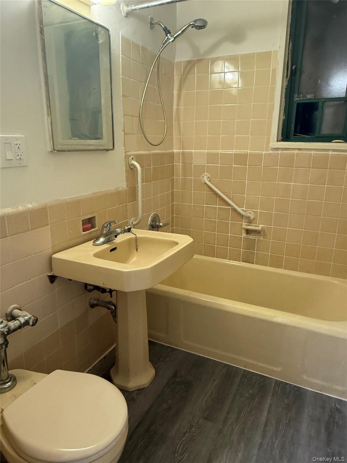 #6 photo, 2240 E Tremont Avenue, Bronx , NY 10462