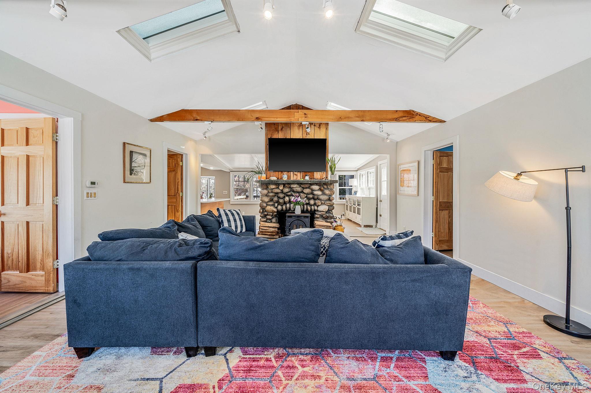 #2 photo, 15 Ridge Lane, सफ़ोक काउंटी Miller Place , NY 11764