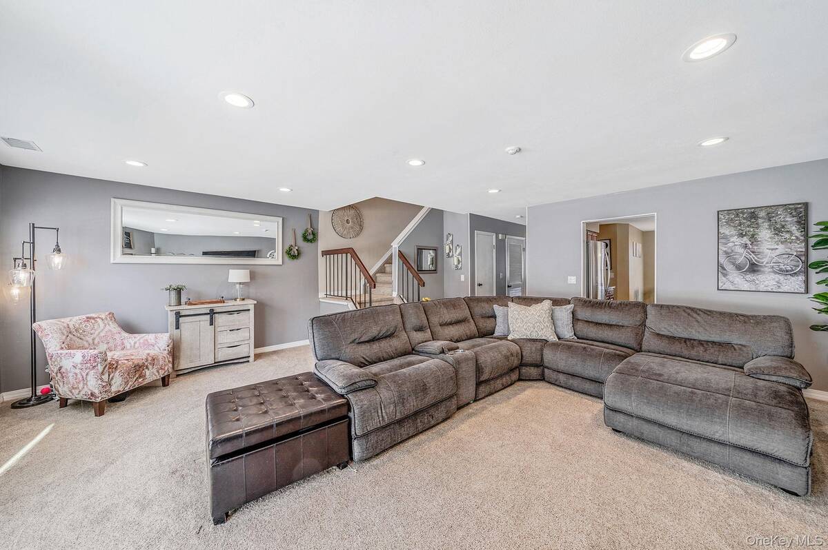 #4 photo, 23 Gazebo Lane, Holtsville , NY 11742