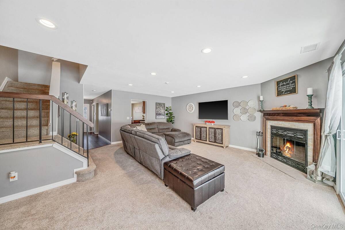 #5 photo, 23 Gazebo Lane, Holtsville , NY 11742