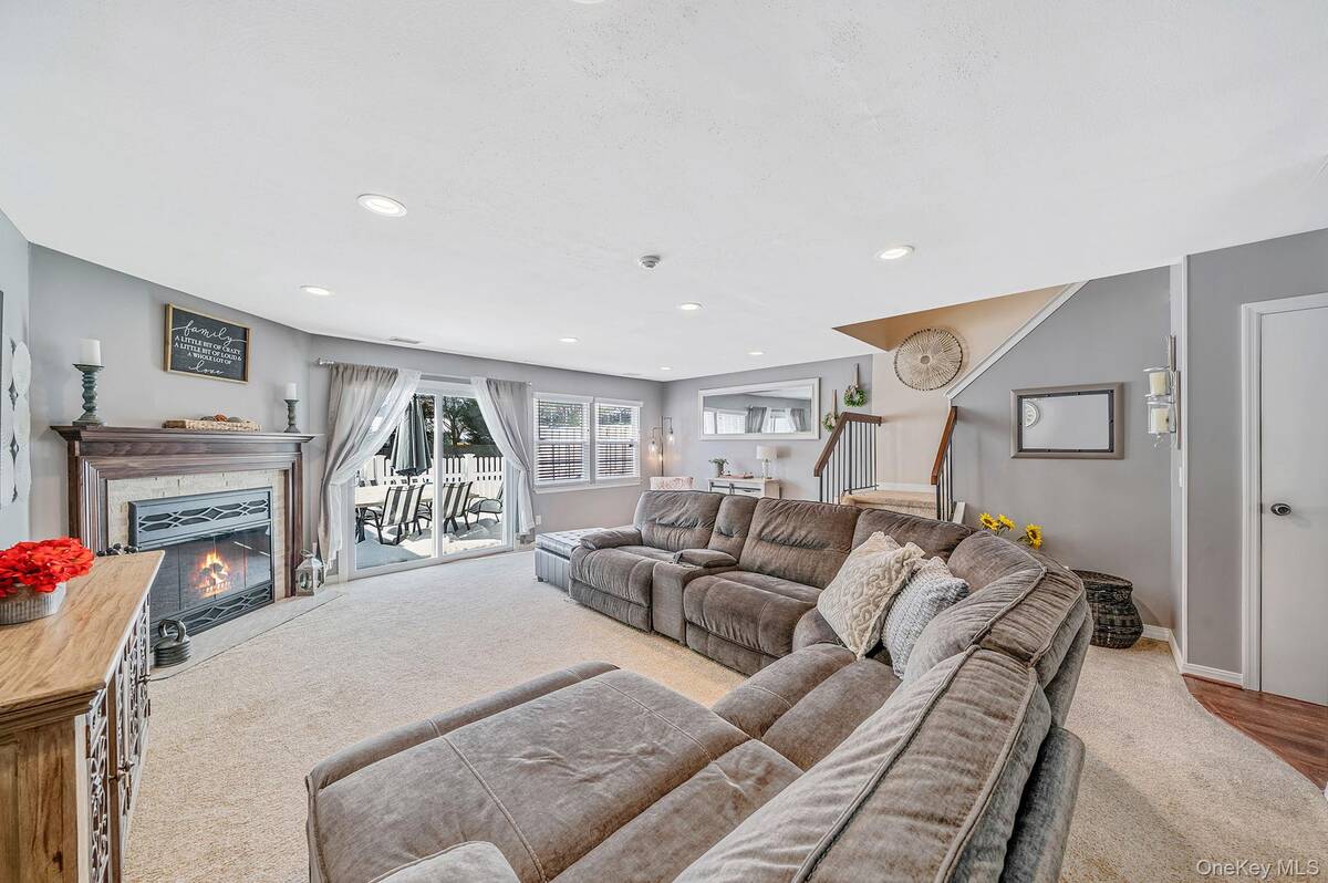 #6 photo, 23 Gazebo Lane, Holtsville , NY 11742