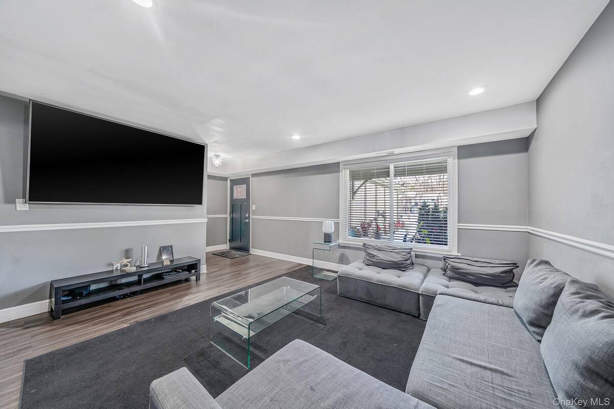 #7 photo, 97 Drexelgate Court, Middle Island , NY 11953