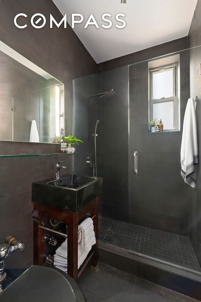 #7 photo, 406 W 46th Street, Hell's Kitchen , NY 10036