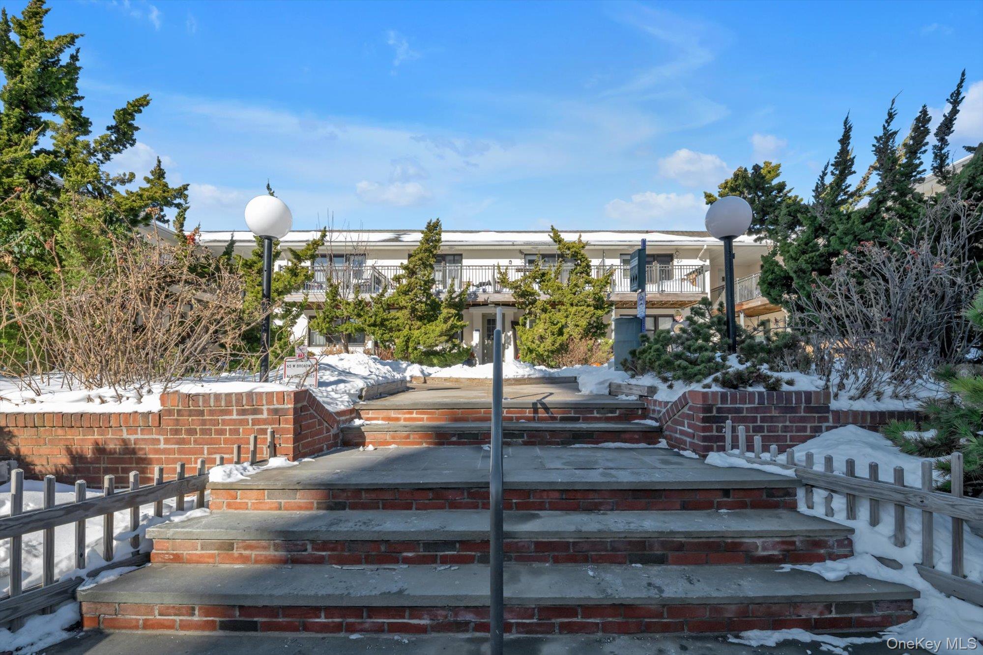 #12 photo, 65 W Broadway, नासाउ काउंटी Long Beach , NY 11561