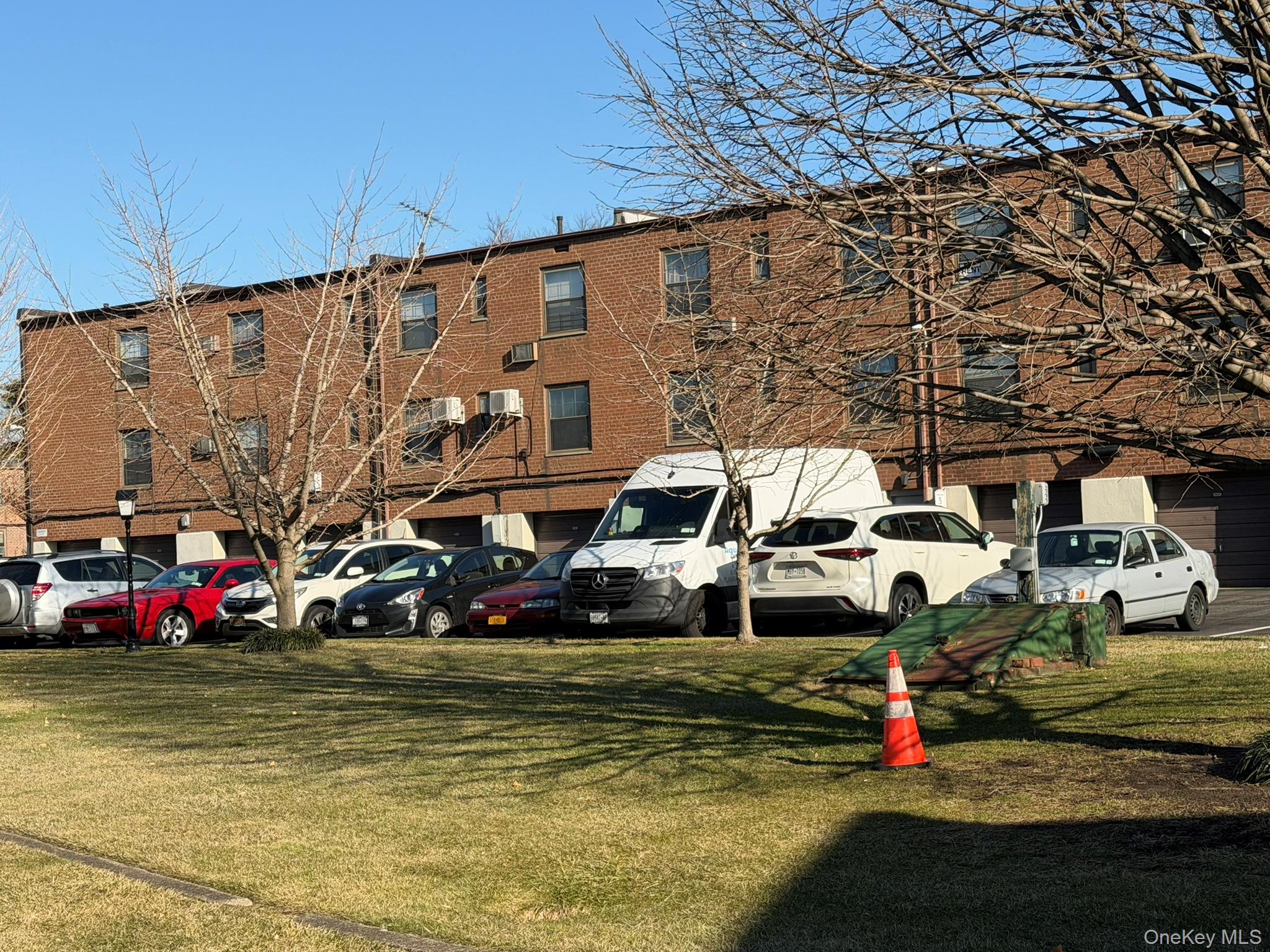 #12 photo, 70-43 Park Drive East B, কুইন্‌স Kew Garden Hills , NY 11367