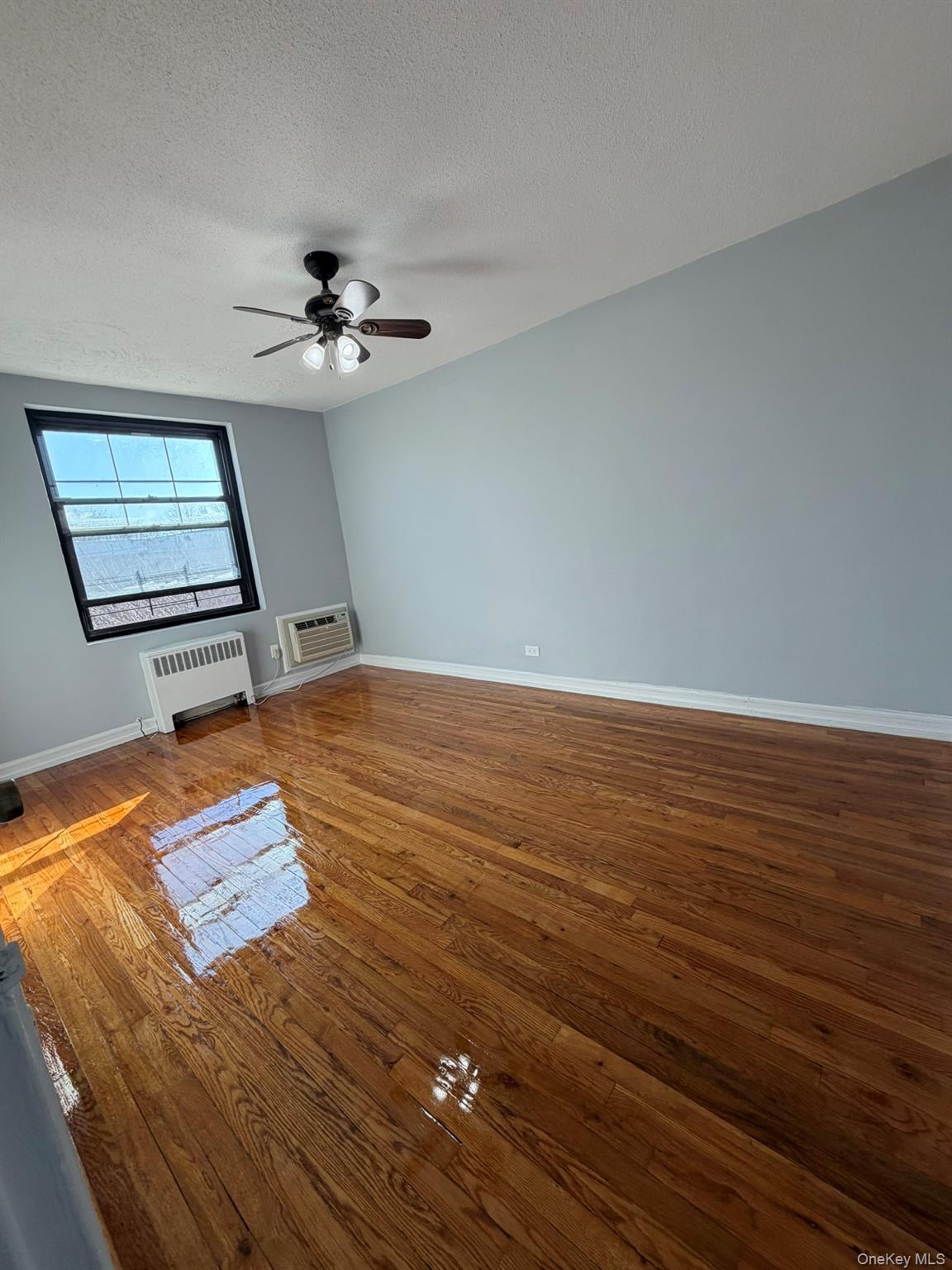 #7 photo, 70-43 Park Drive East B, কুইন্‌স Kew Garden Hills , NY 11367