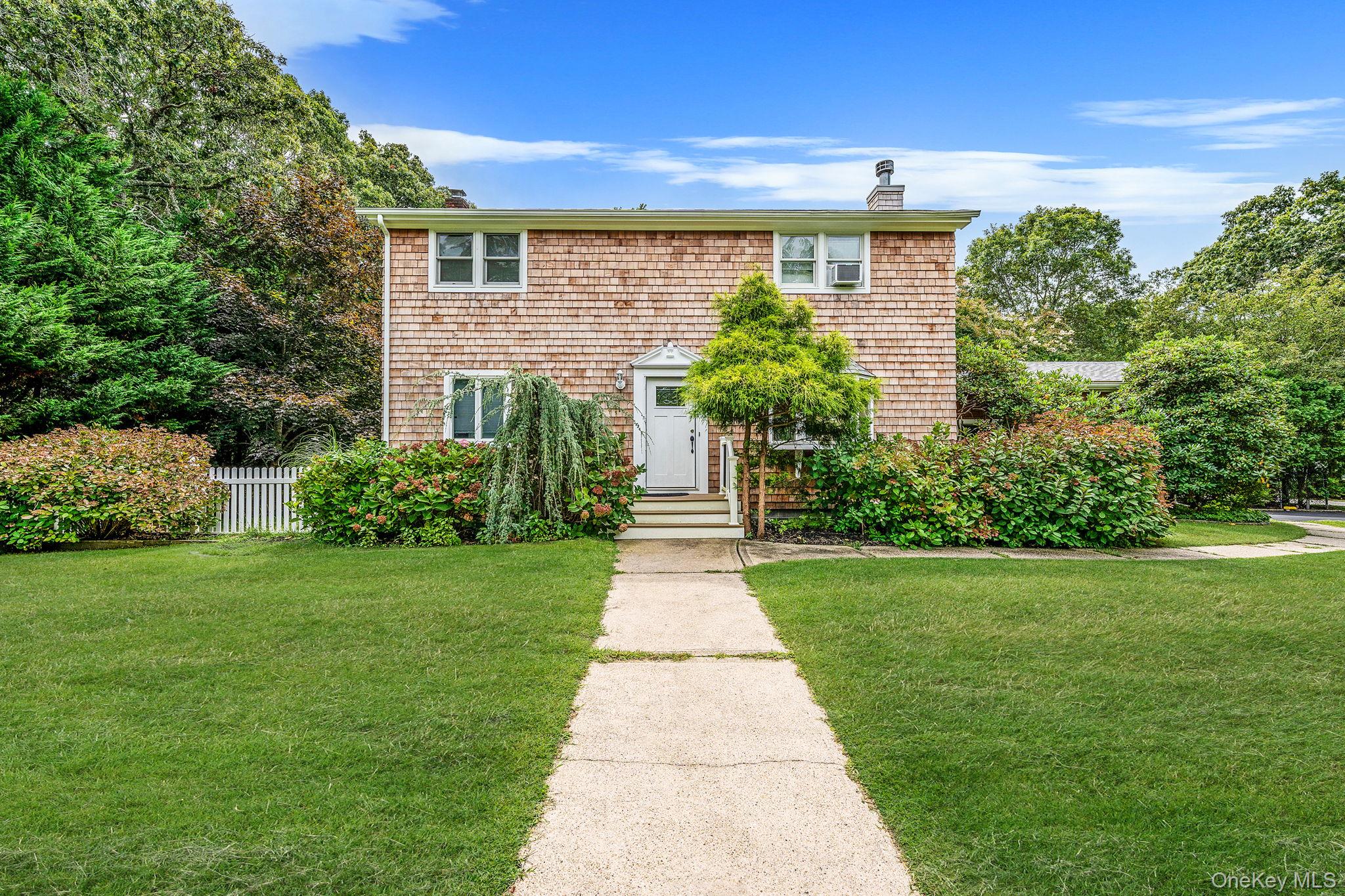 #1 photo, 19 Pine Tree Lane, সাফোক কাউন্টি East Quogue , NY 11942