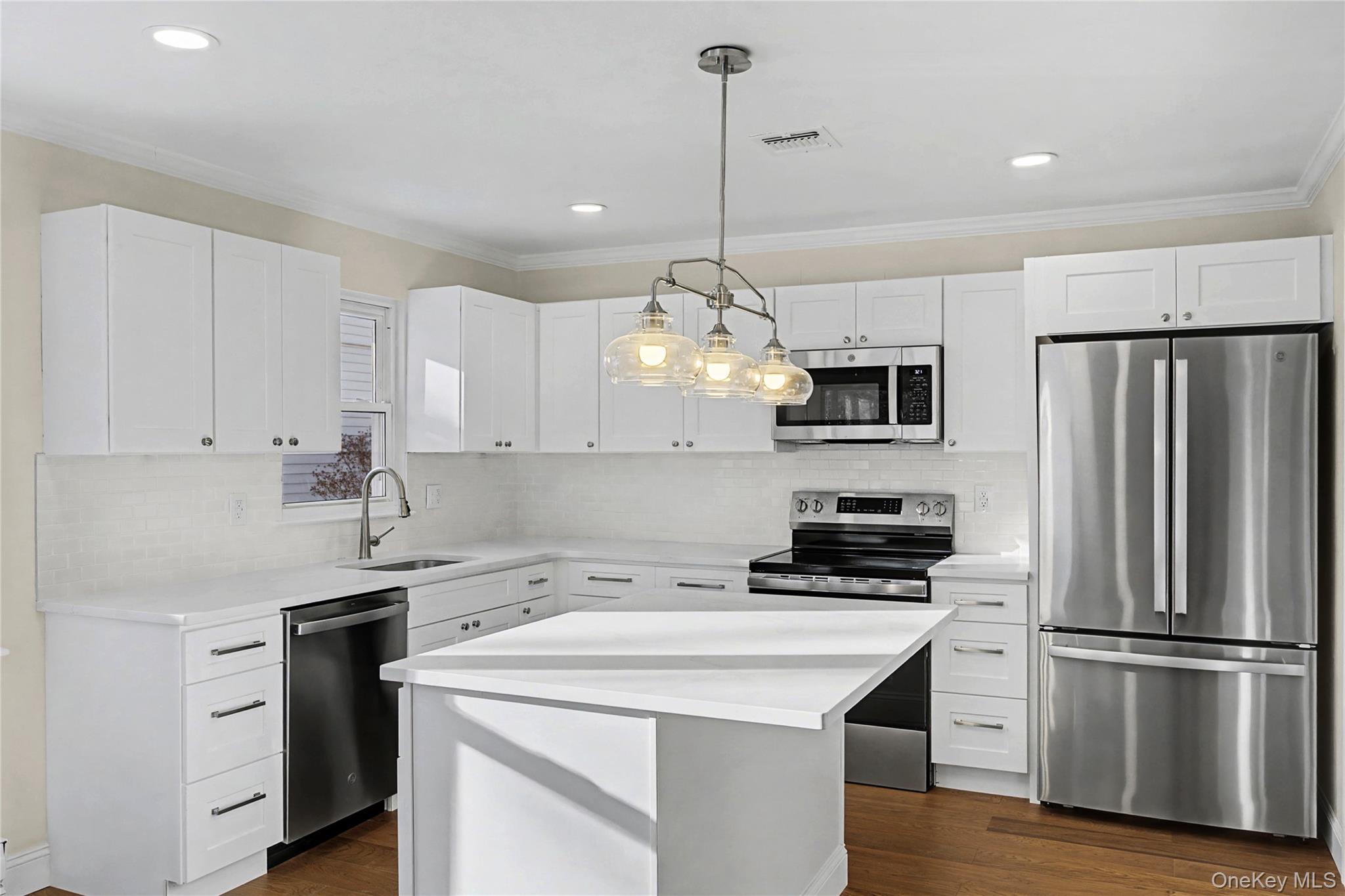 #6 photo, 190 Edinburgh Drive, সাফোক কাউন্টি Ridge , NY 11961