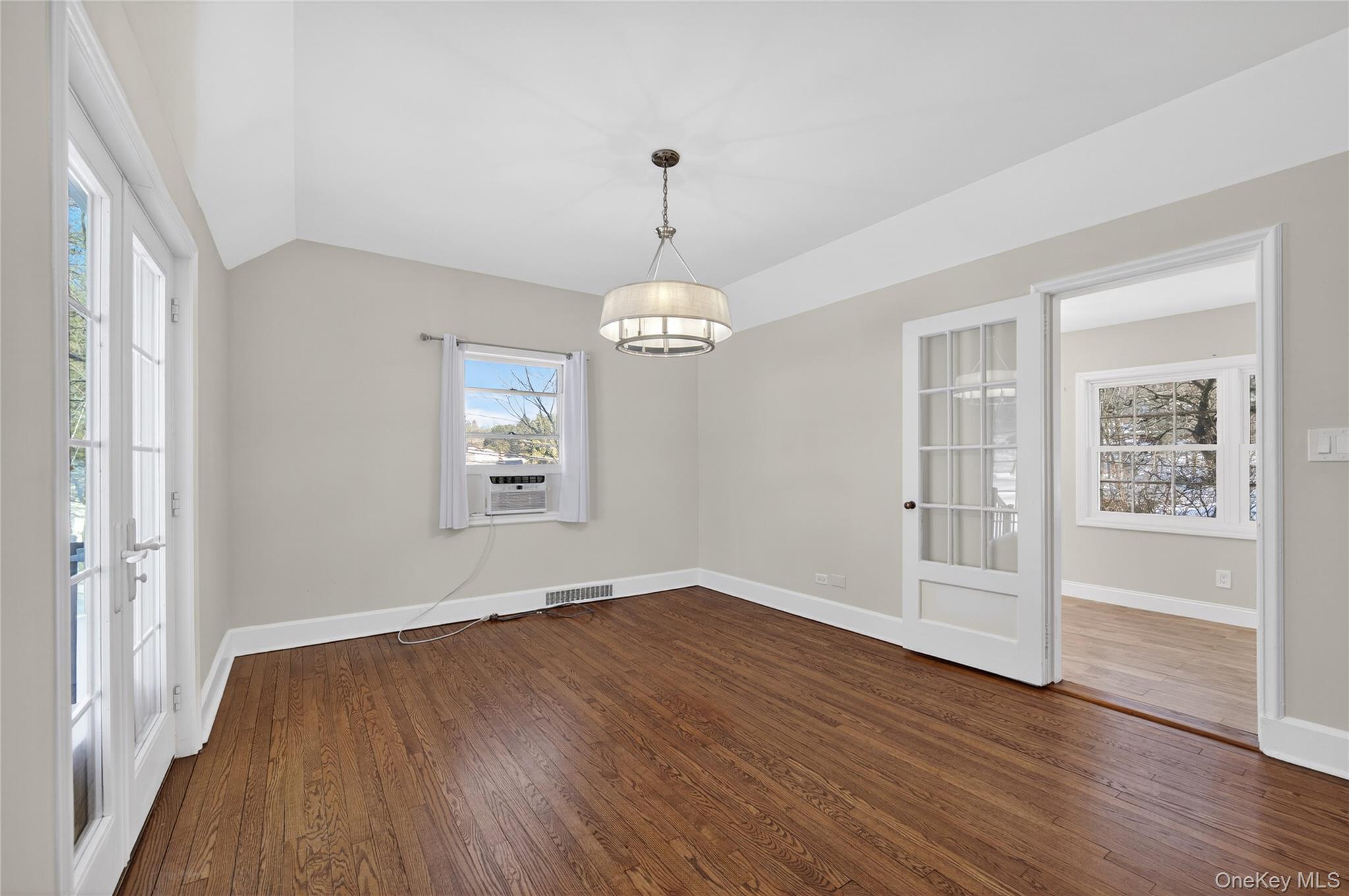 #6 photo, 108 La Rue Drive, सफ़ोक काउंटी Huntington , NY 11743