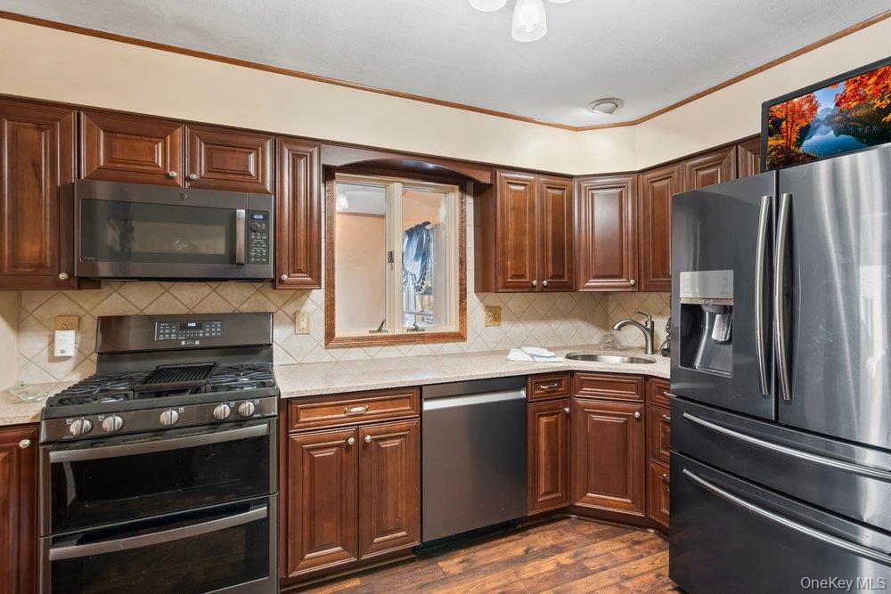 #10 photo, 105 Greenport Avenue, サフォーク郡 Medford , NY 11763