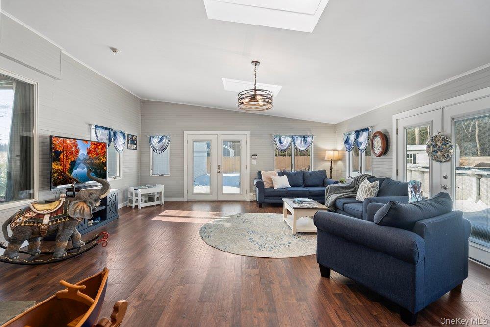 #4 photo, 105 Greenport Avenue, サフォーク郡 Medford , NY 11763