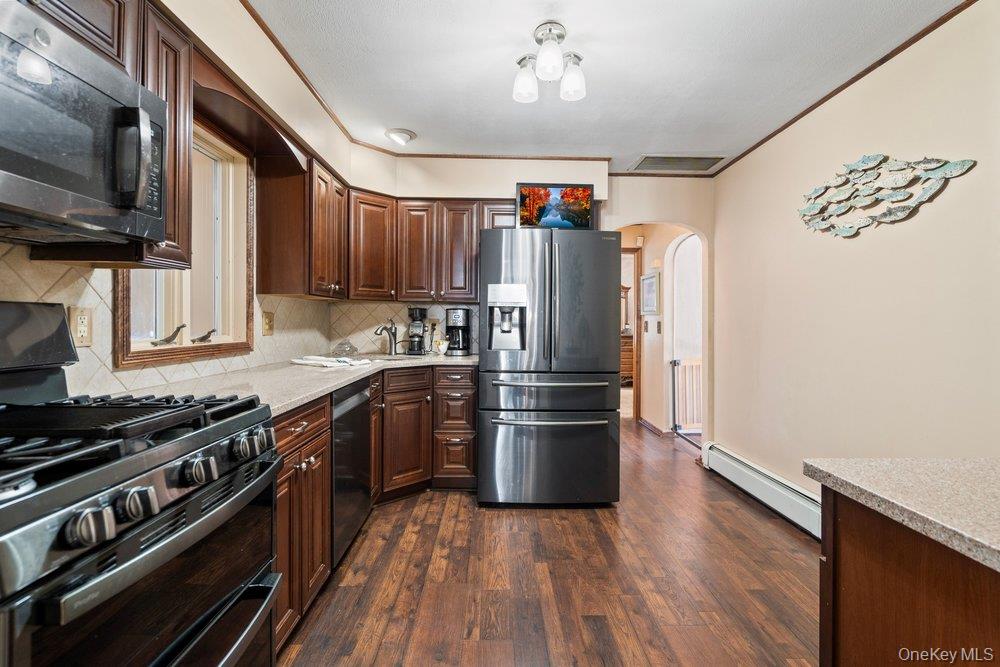 #5 photo, 105 Greenport Avenue, サフォーク郡 Medford , NY 11763