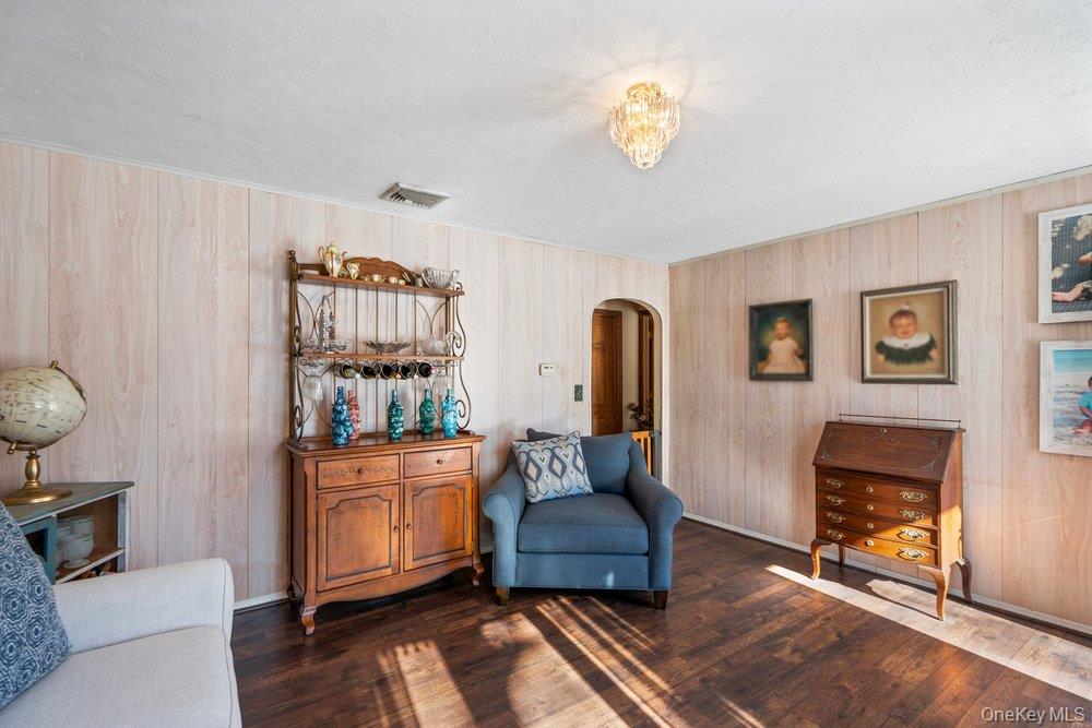 #8 photo, 105 Greenport Avenue, サフォーク郡 Medford , NY 11763