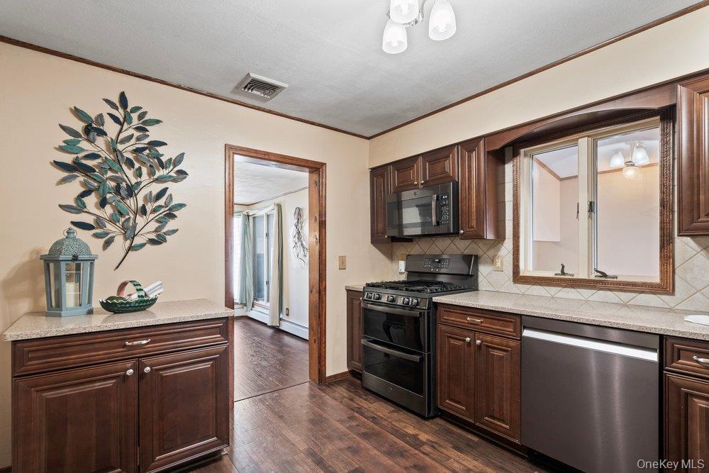 #9 photo, 105 Greenport Avenue, サフォーク郡 Medford , NY 11763