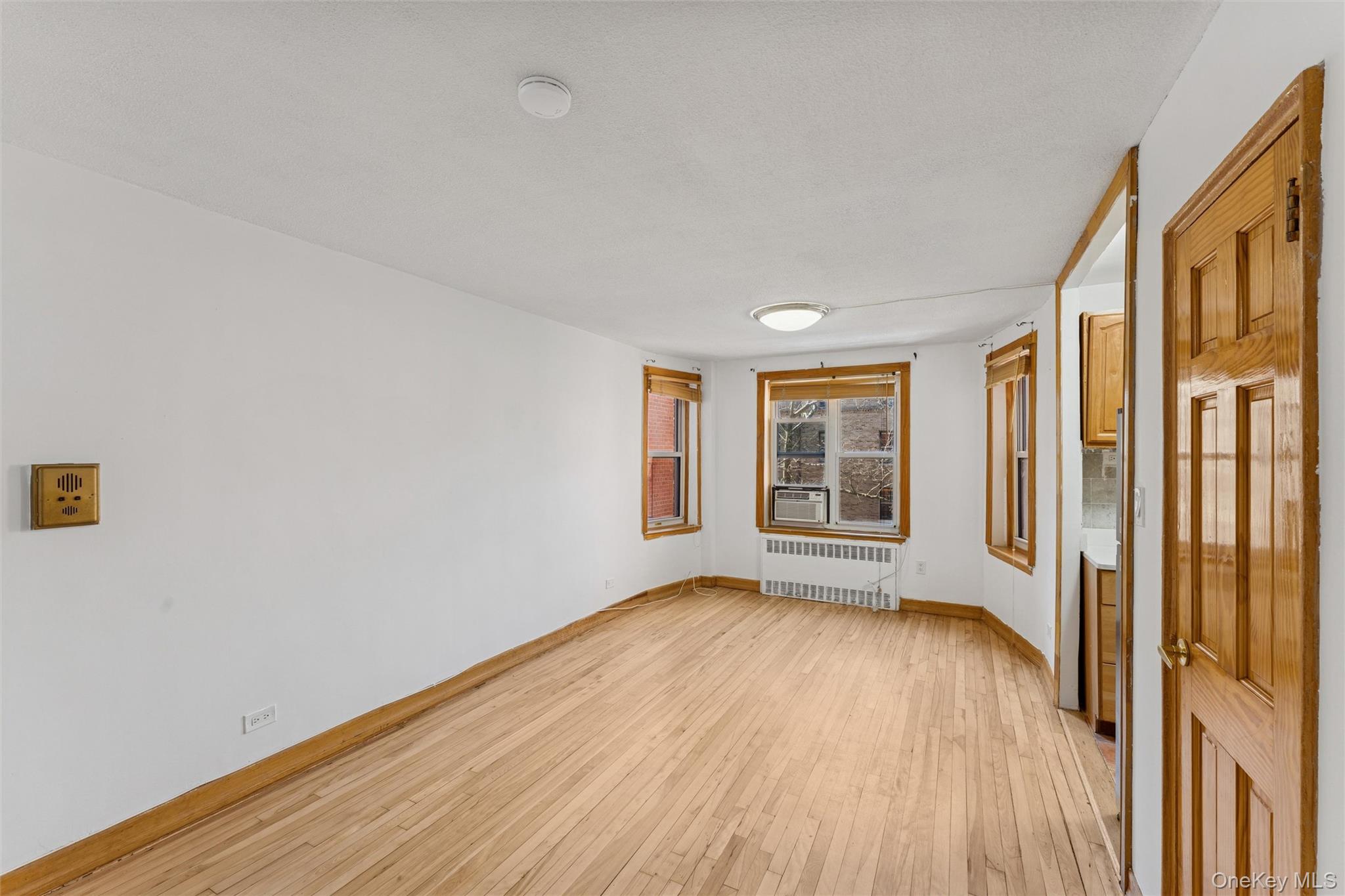#3 photo, 33-35 81st Street, कुईंस Jackson Heights , NY 11372