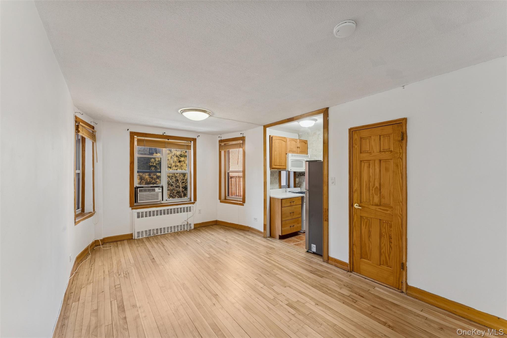 #4 photo, 33-35 81st Street, कुईंस Jackson Heights , NY 11372