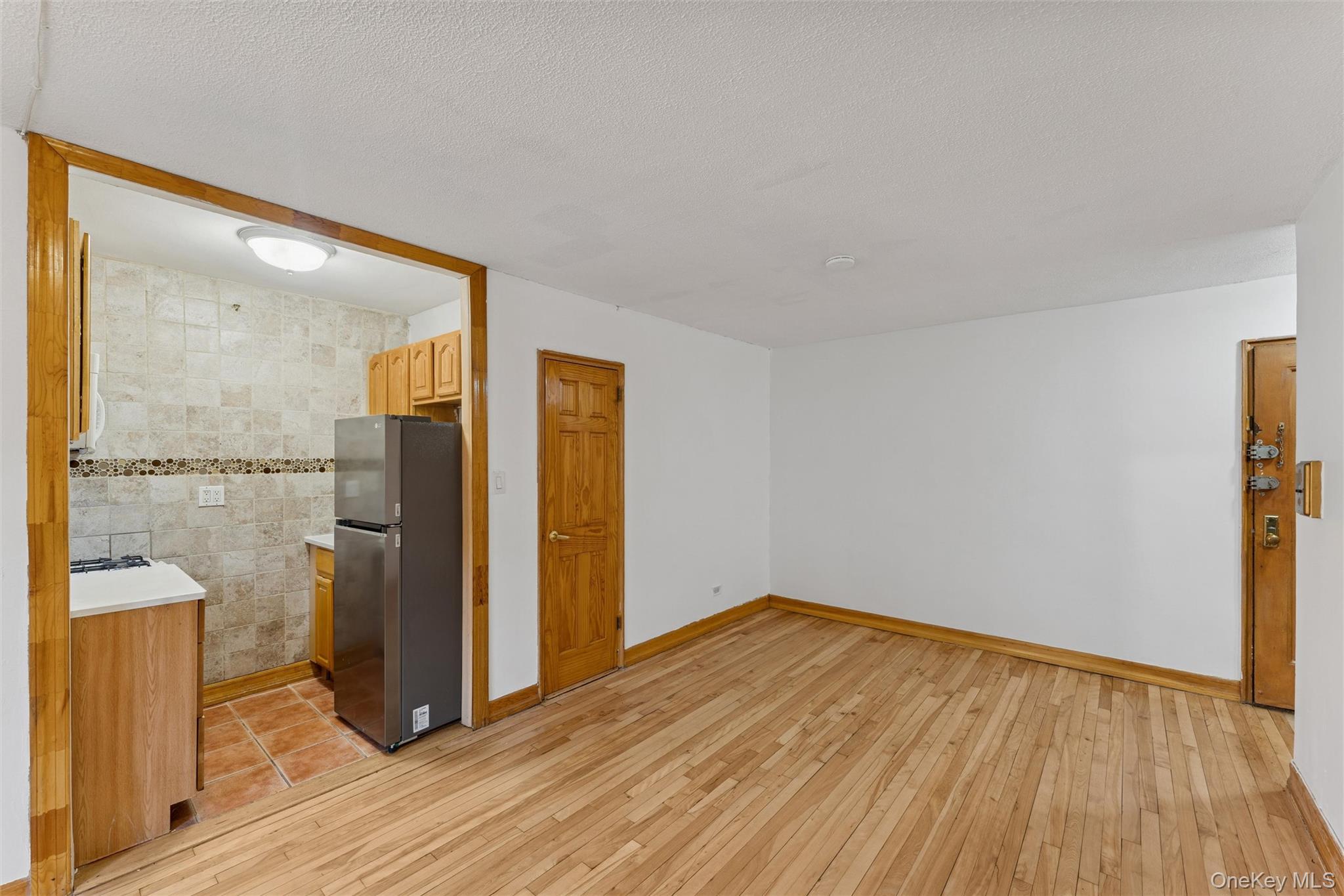 #6 photo, 33-35 81st Street, कुईंस Jackson Heights , NY 11372