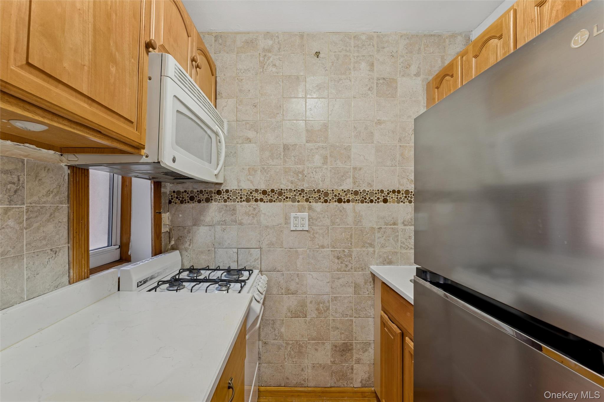 #7 photo, 33-35 81st Street, कुईंस Jackson Heights , NY 11372