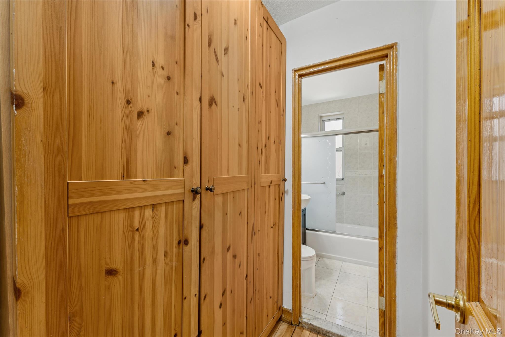 #9 photo, 33-35 81st Street, कुईंस Jackson Heights , NY 11372