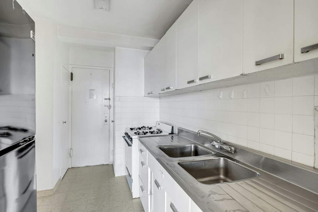 #13 photo, 1 Fordham Hill Oval, University Heights , NY 10468