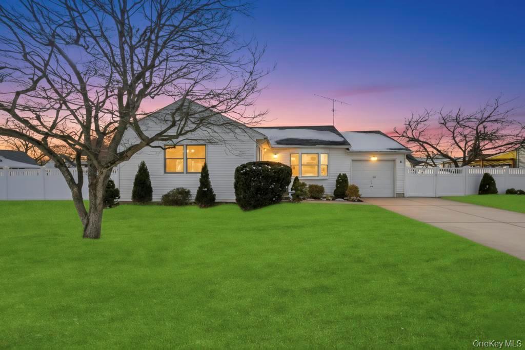 #1 photo, 4 Adams Street, নাসাউ কাউন্টি Hicksville , NY 11801