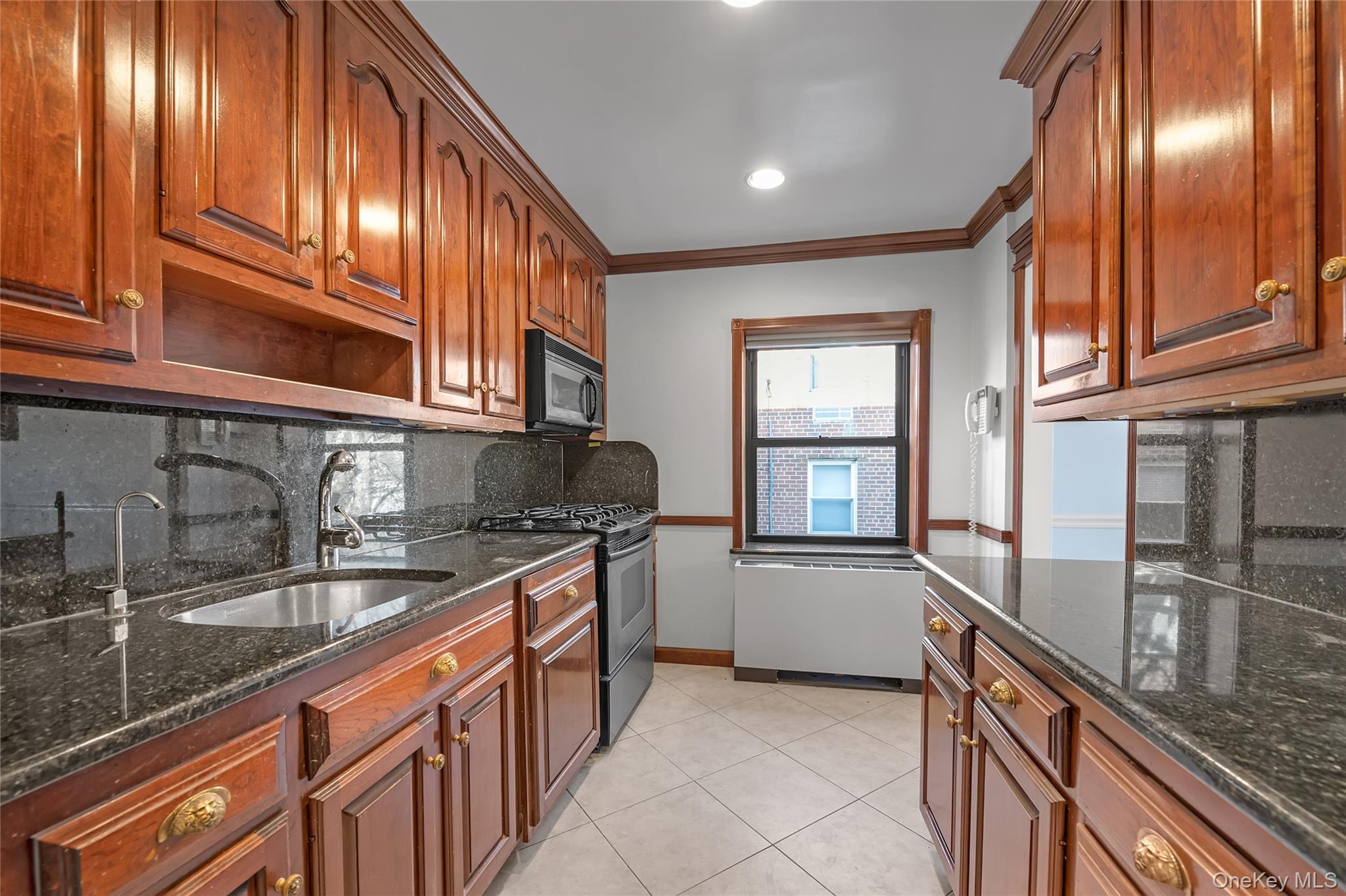 #8 photo, 20 Canterbury Road, Great Neck , NY 11021