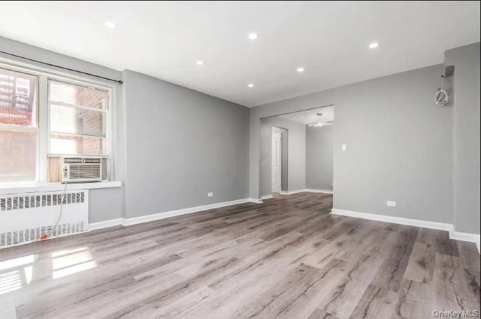 #2 photo, 3965 51st Street, कुईंस Woodside , NY 11377