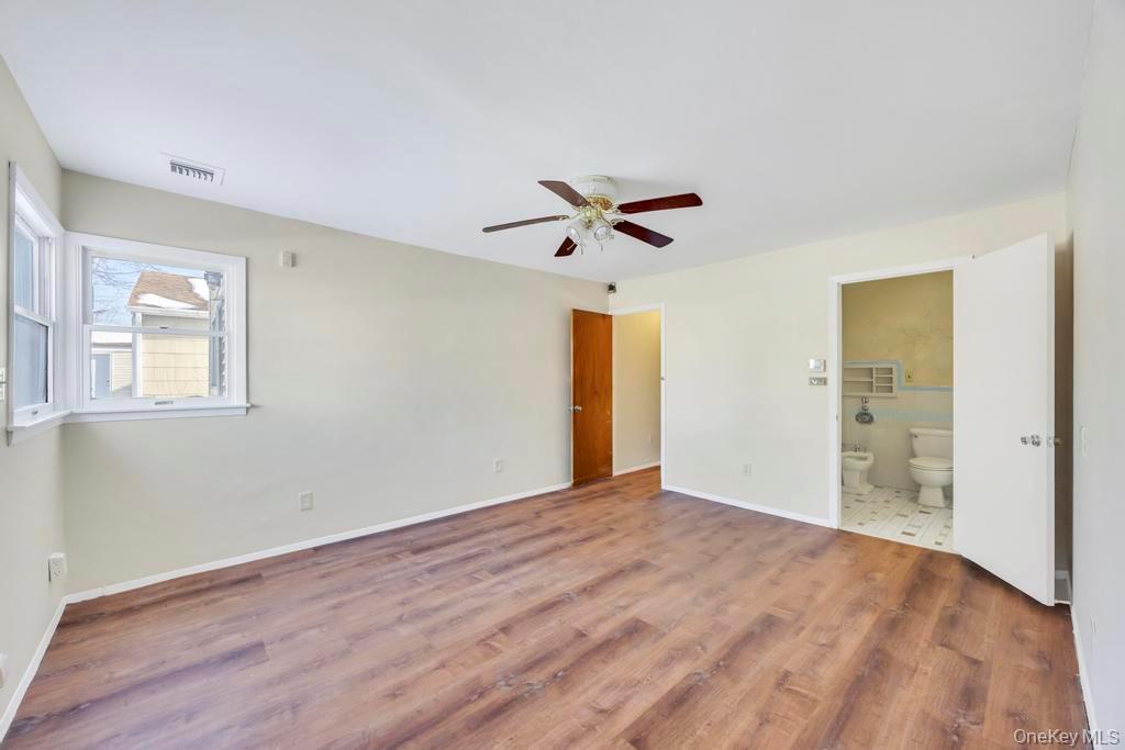 #11 photo, 21 Clay Lane, নাসাউ কাউন্টি Levittown , NY 11756