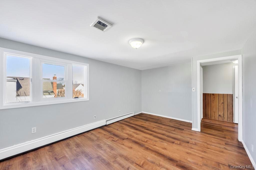 #13 photo, 21 Clay Lane, নাসাউ কাউন্টি Levittown , NY 11756