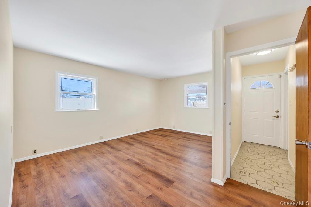 #14 photo, 21 Clay Lane, নাসাউ কাউন্টি Levittown , NY 11756