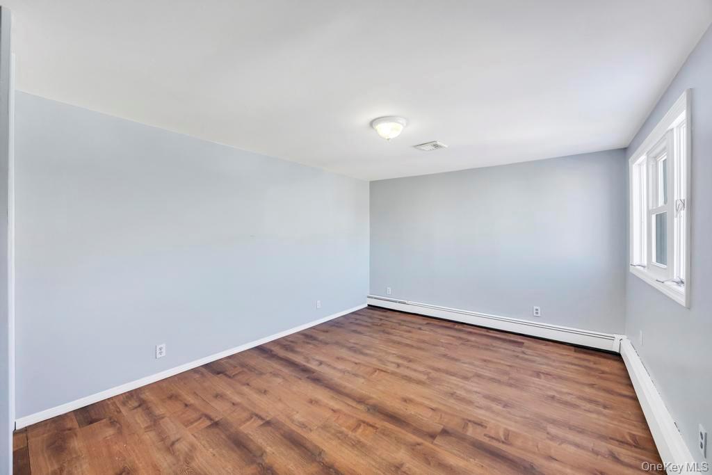 #15 photo, 21 Clay Lane, নাসাউ কাউন্টি Levittown , NY 11756