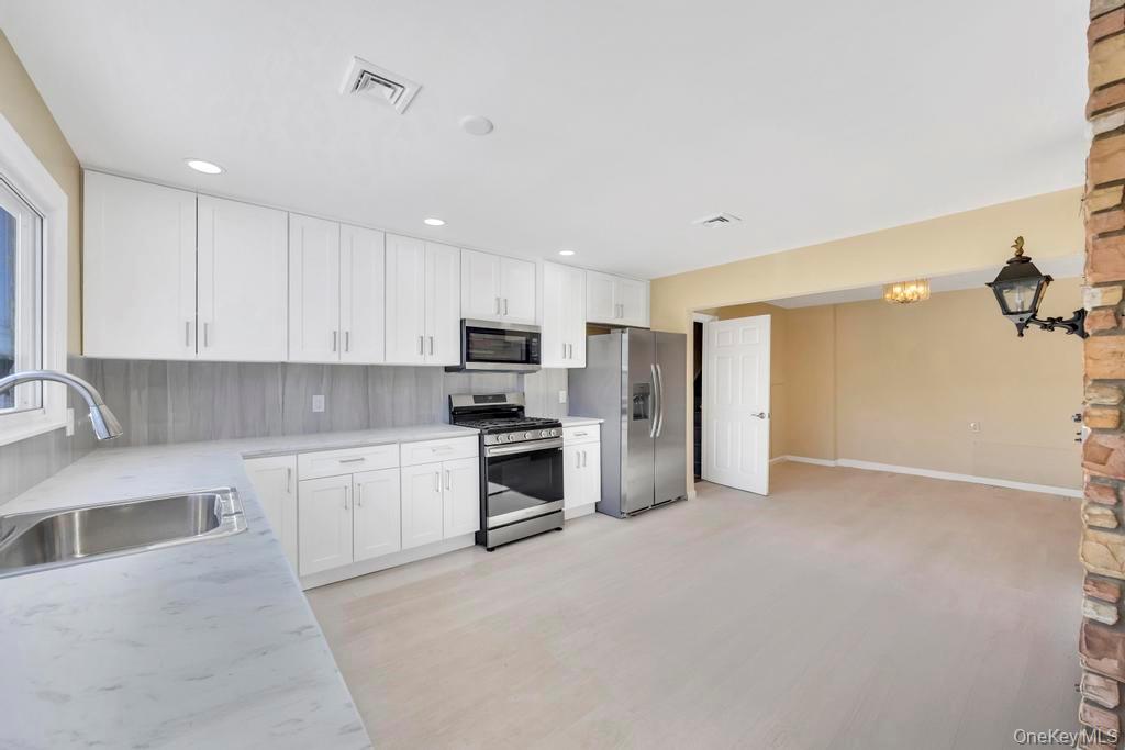 #3 photo, 21 Clay Lane, নাসাউ কাউন্টি Levittown , NY 11756