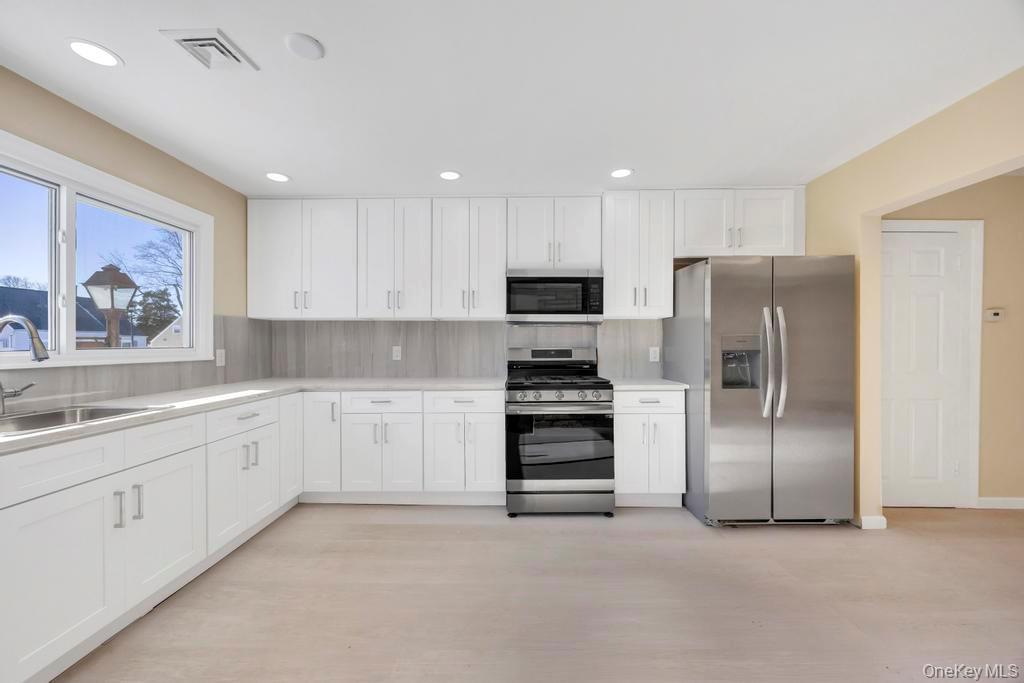 #4 photo, 21 Clay Lane, নাসাউ কাউন্টি Levittown , NY 11756