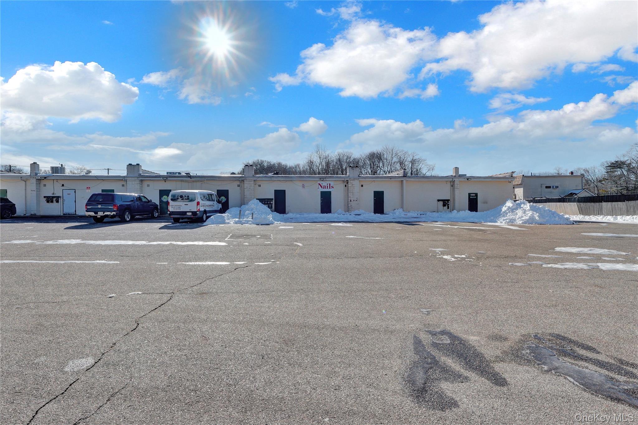 #13 photo, 35 Middle Country Rd, サフォーク郡 Middle Island , NY 11727