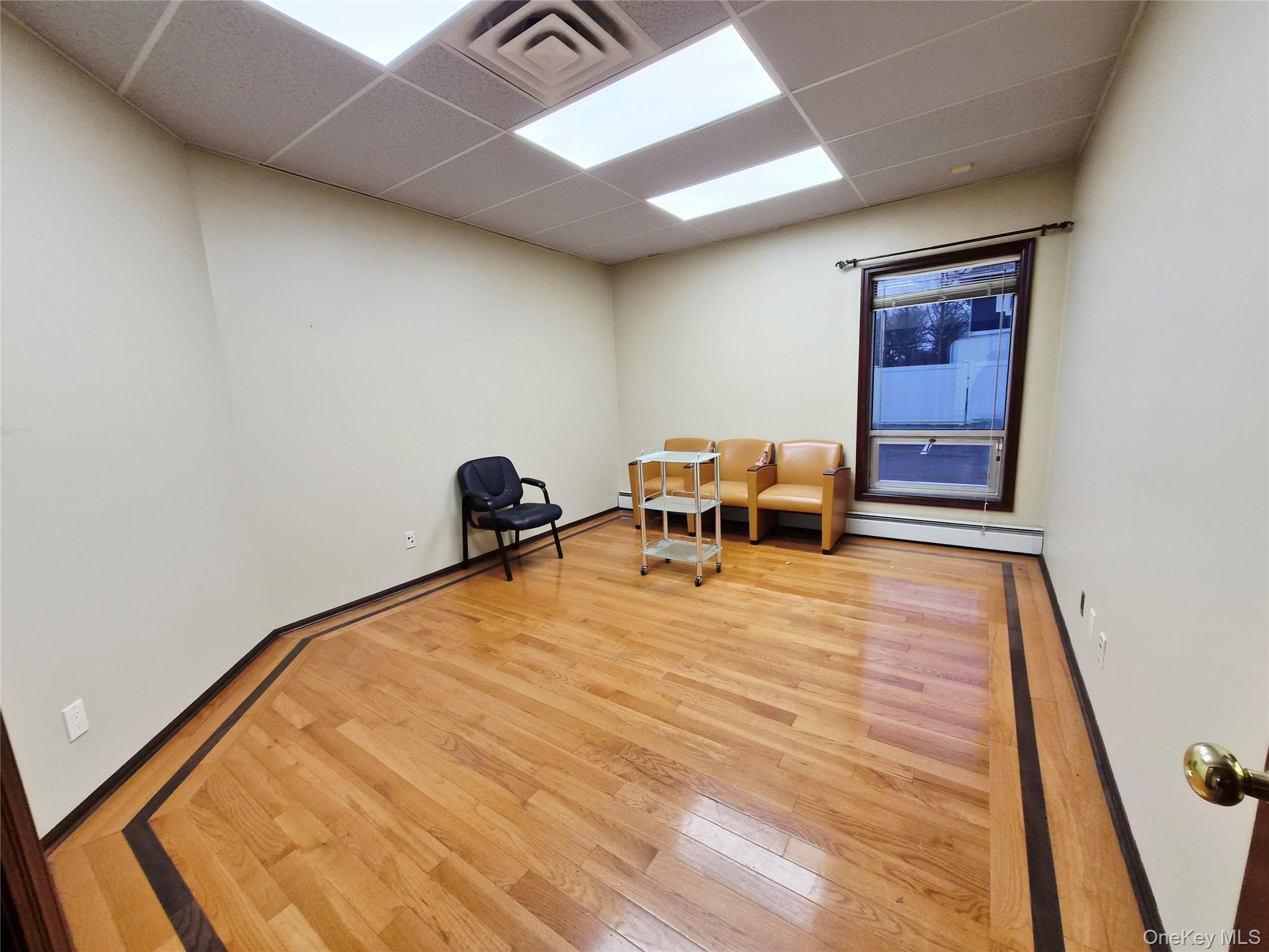 #2 photo, 121 W Oak Street, サフォーク郡 Amityville , NY 11701