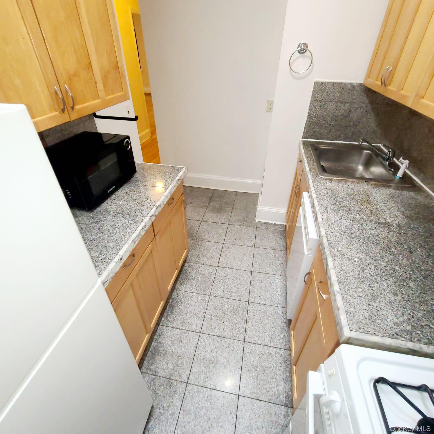 #4 photo, 72-38 Yellowstone Boulevard, Forest Hills , NY 11375