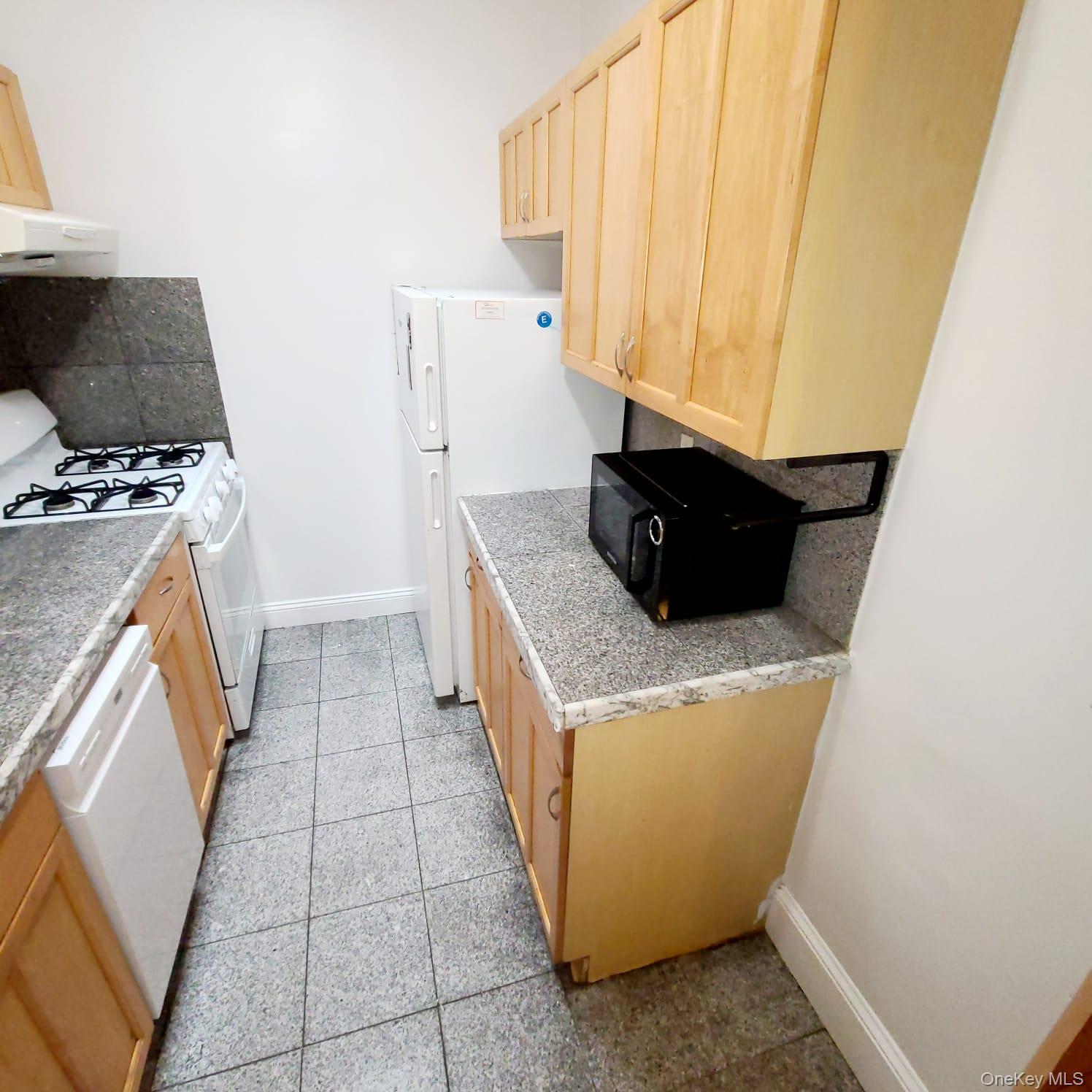 #7 photo, 72-38 Yellowstone Boulevard, Forest Hills , NY 11375