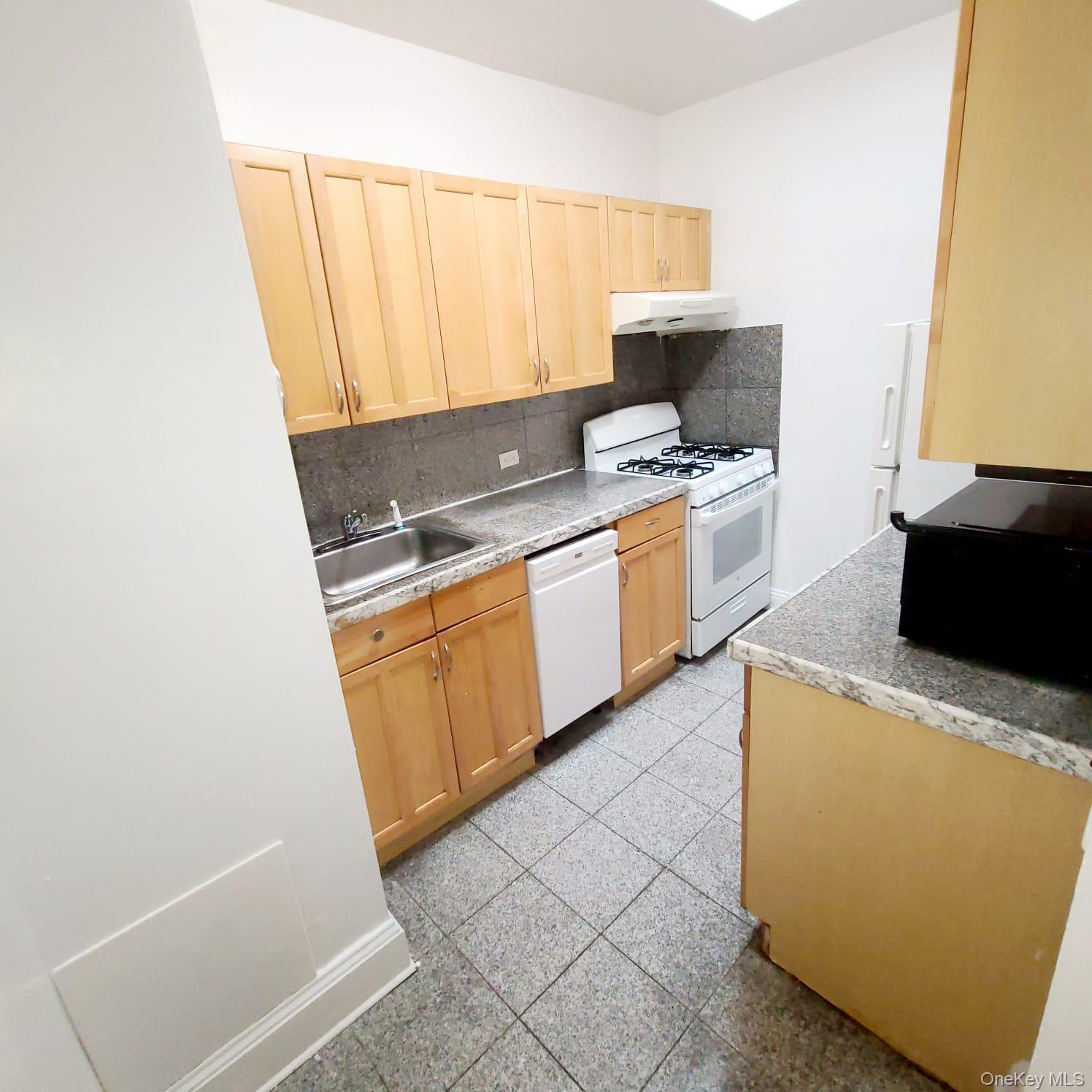 #8 photo, 72-38 Yellowstone Boulevard, Forest Hills , NY 11375