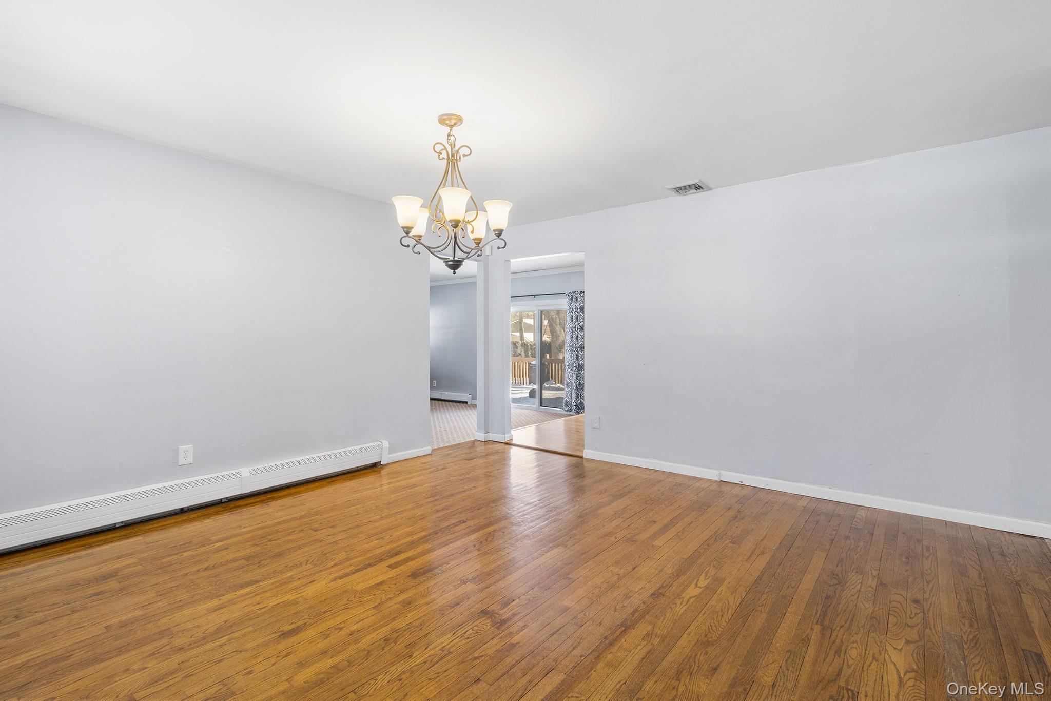 #10 photo, 211 Oswego Avenue, サフォーク郡 Medford , NY 11763