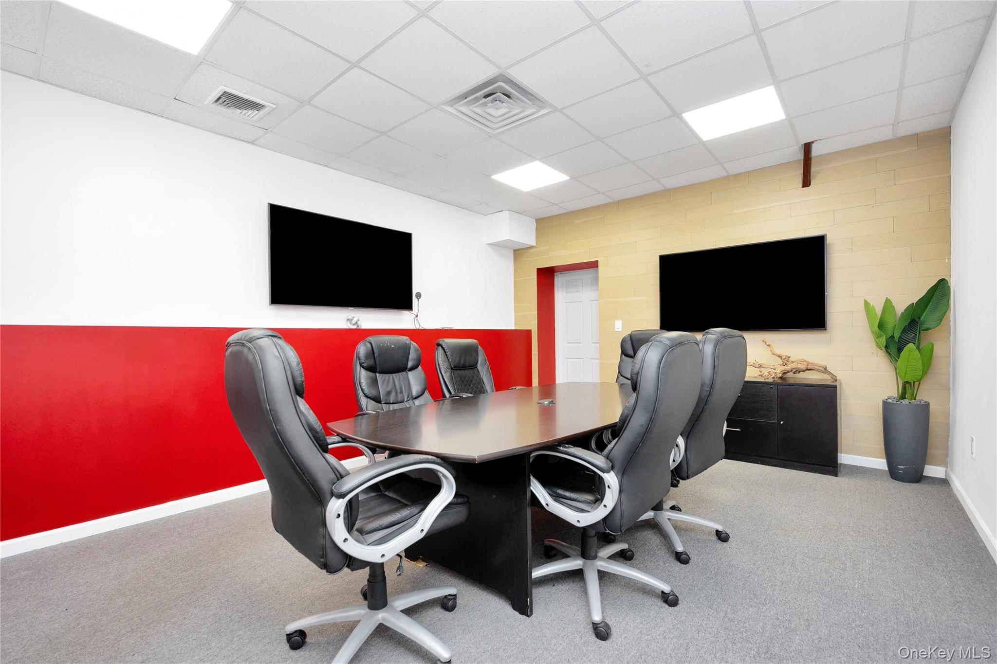 #16 photo, 429 W Main Street, מחוז סאפוק Patchogue , NY 11772