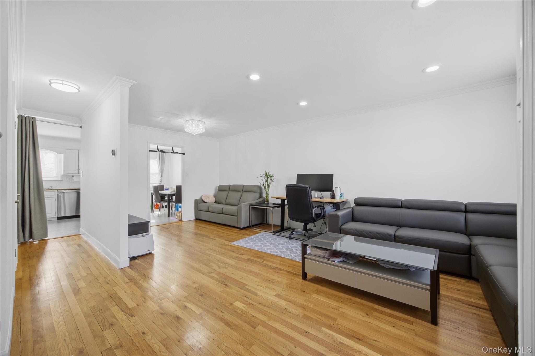 #2 photo, 63-55A Douglaston Parkway, कुईंस Douglaston , NY 11362