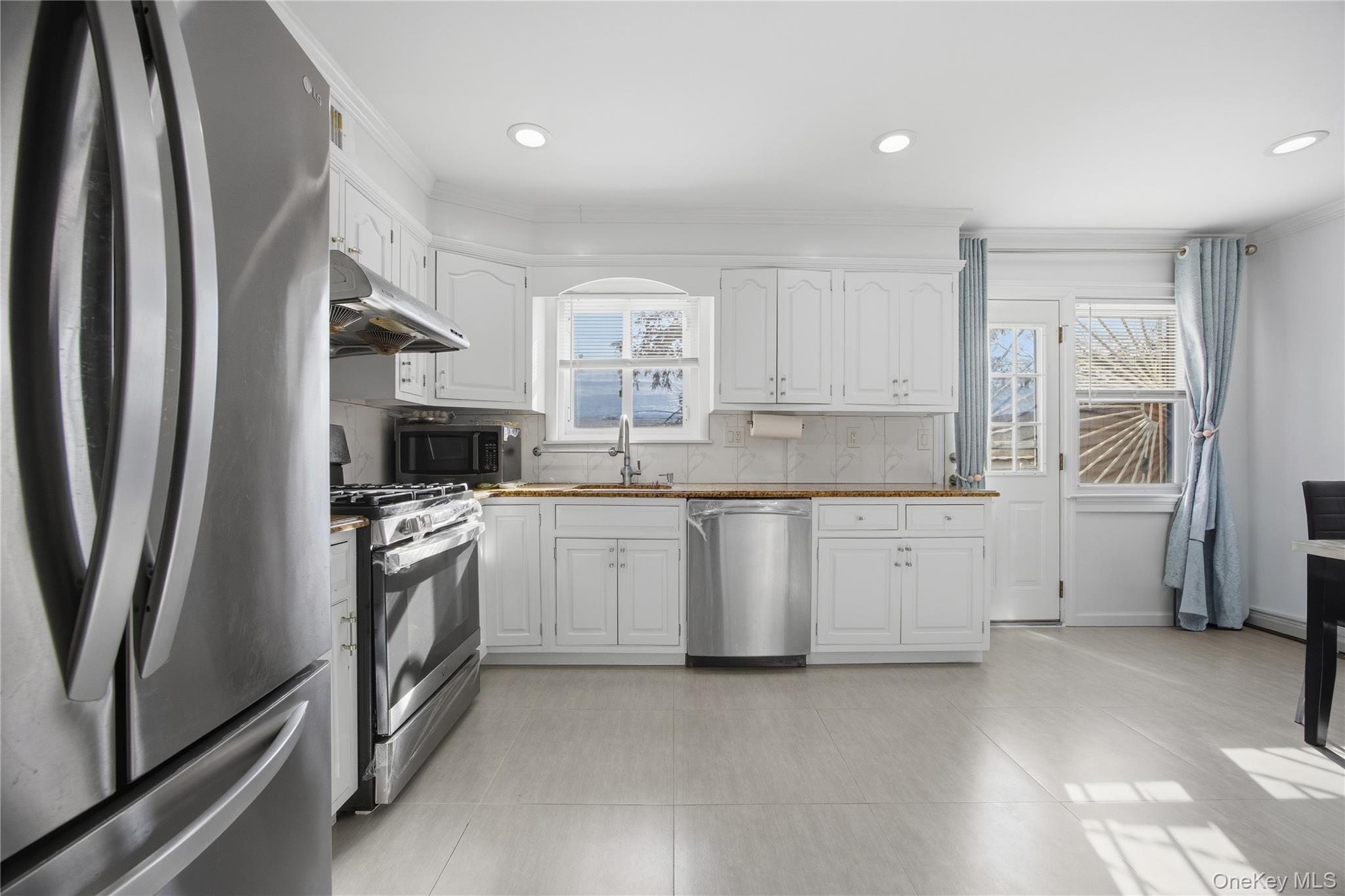 #3 photo, 63-55A Douglaston Parkway, कुईंस Douglaston , NY 11362