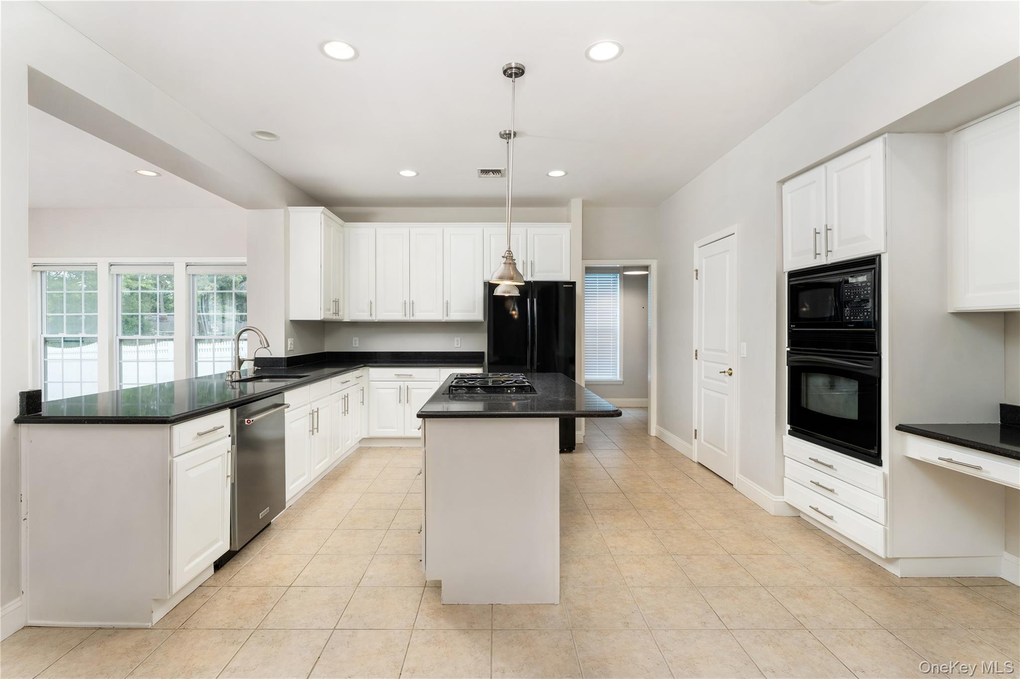 #17 photo, 48 Avolet Court, サフォーク郡 Mount Sinai , NY 11766