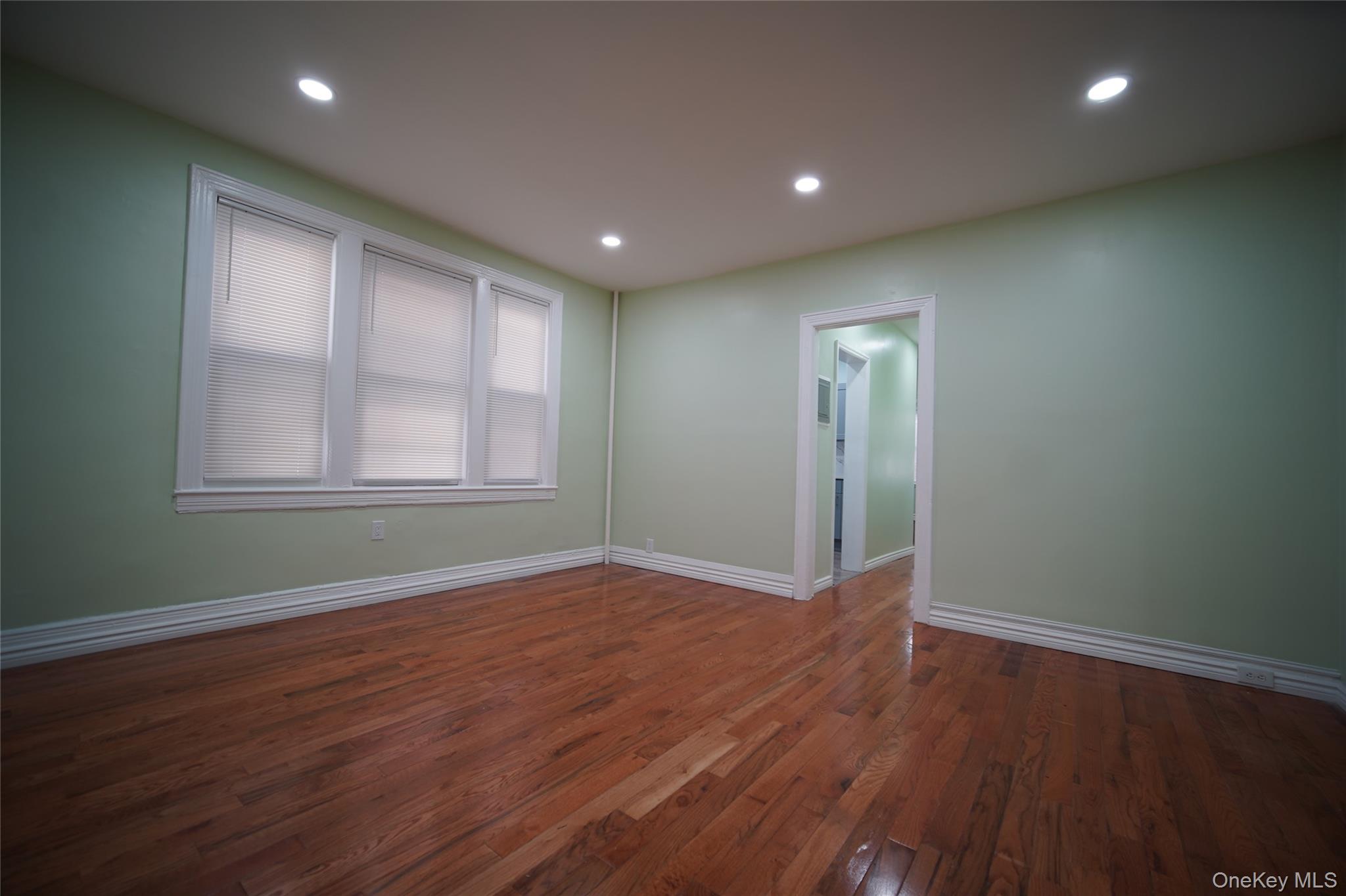 #8 photo, 723 E 227th Street, ブロンクス区 Bronx , NY 10466