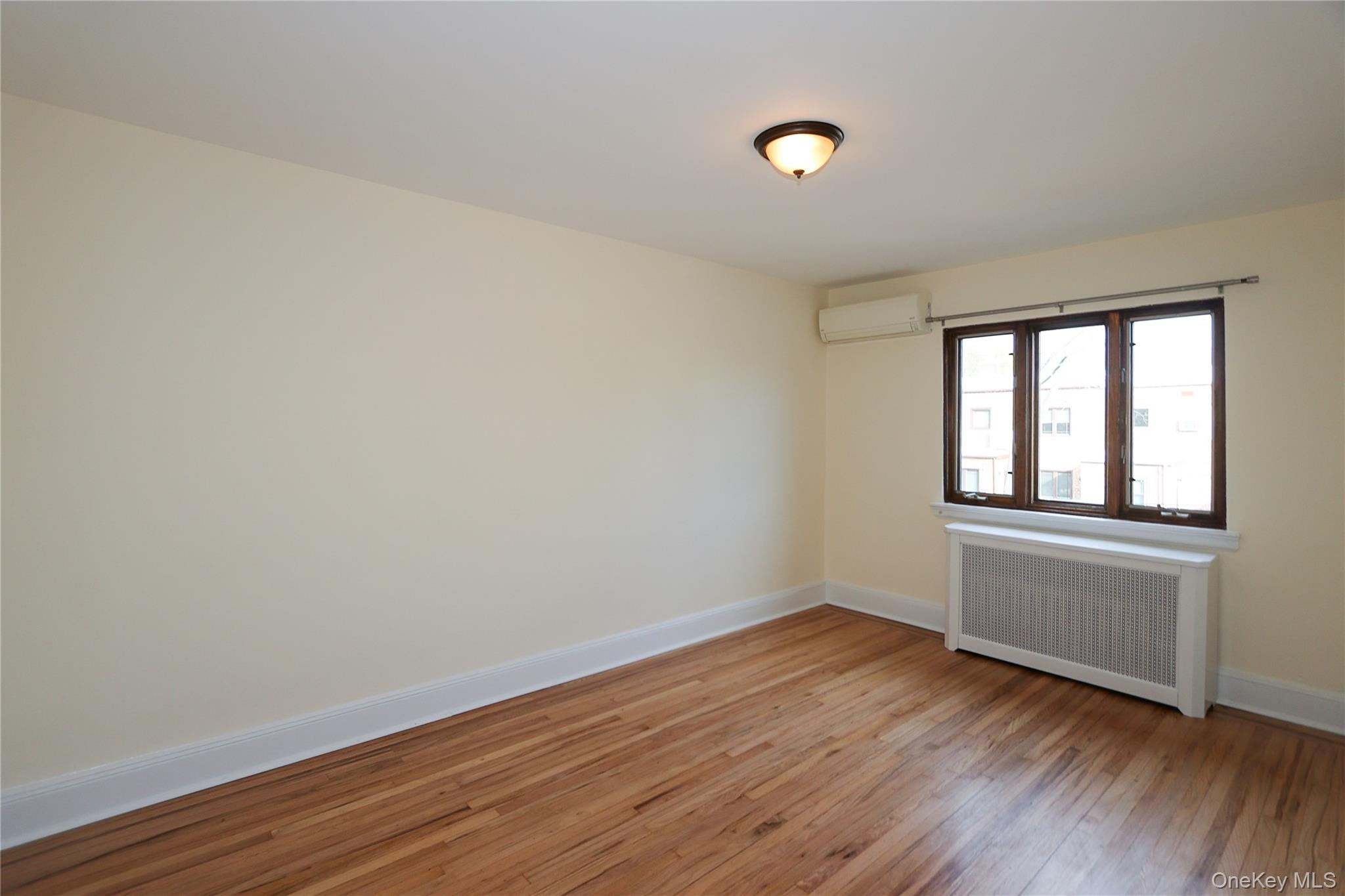 #11 photo, 67-47 Kessel Street, クイーンズ区 Forest Hills , NY 11375
