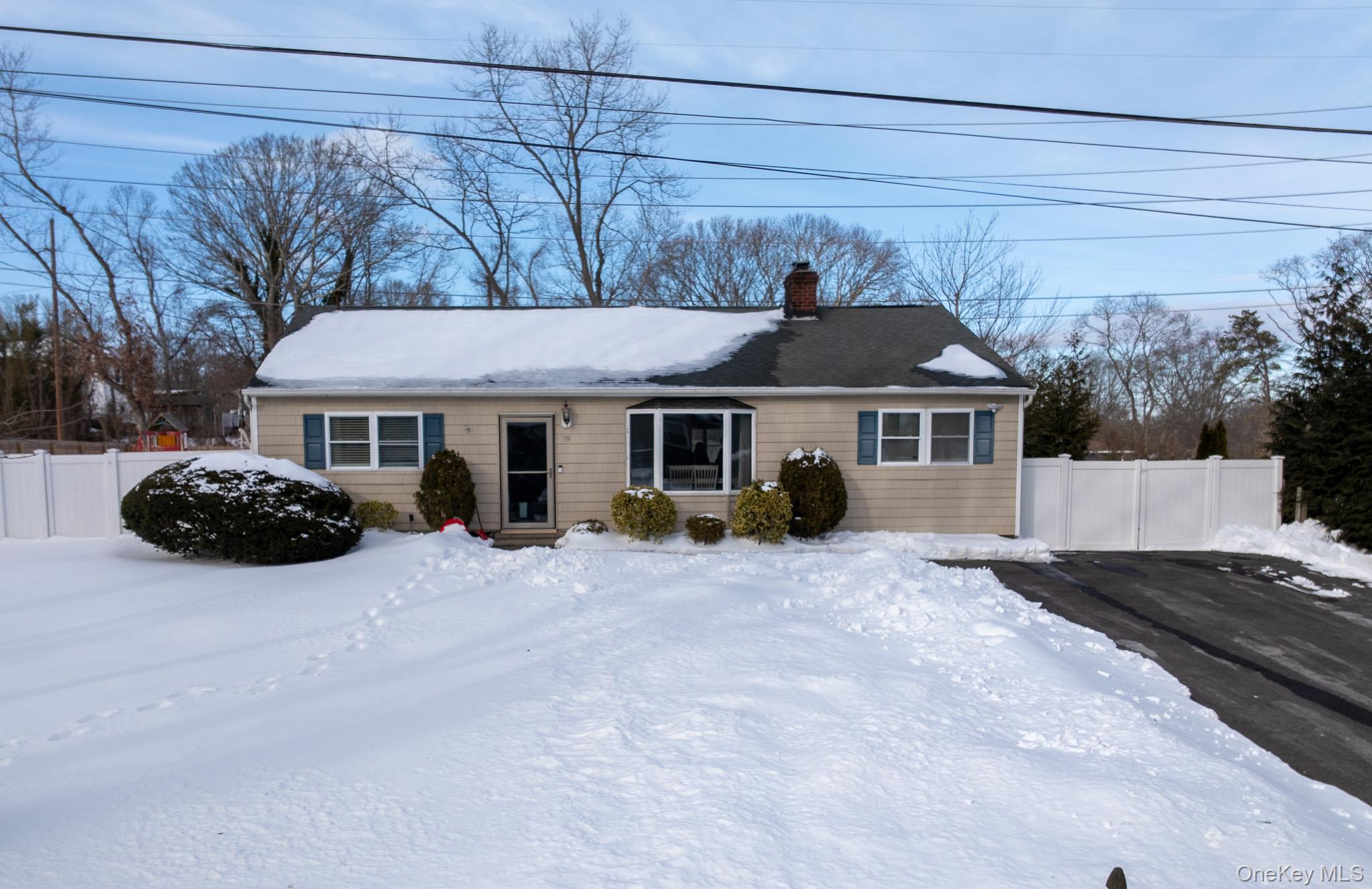 #1 photo, 19 Larch Road, Саффолк ‖ Rocky Point , NY 11778