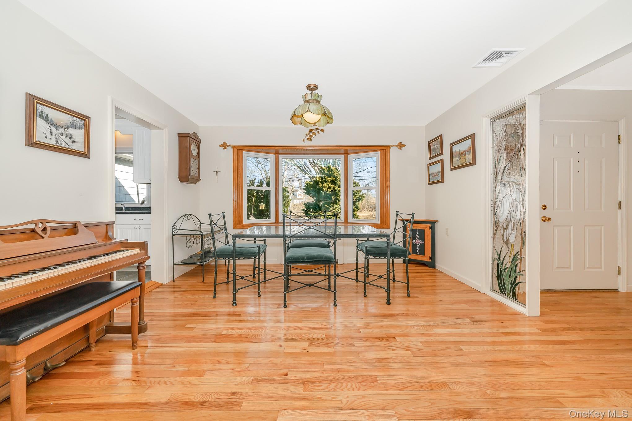 #5 photo, 281 Richmond Avenue, Amityville , NY 11701