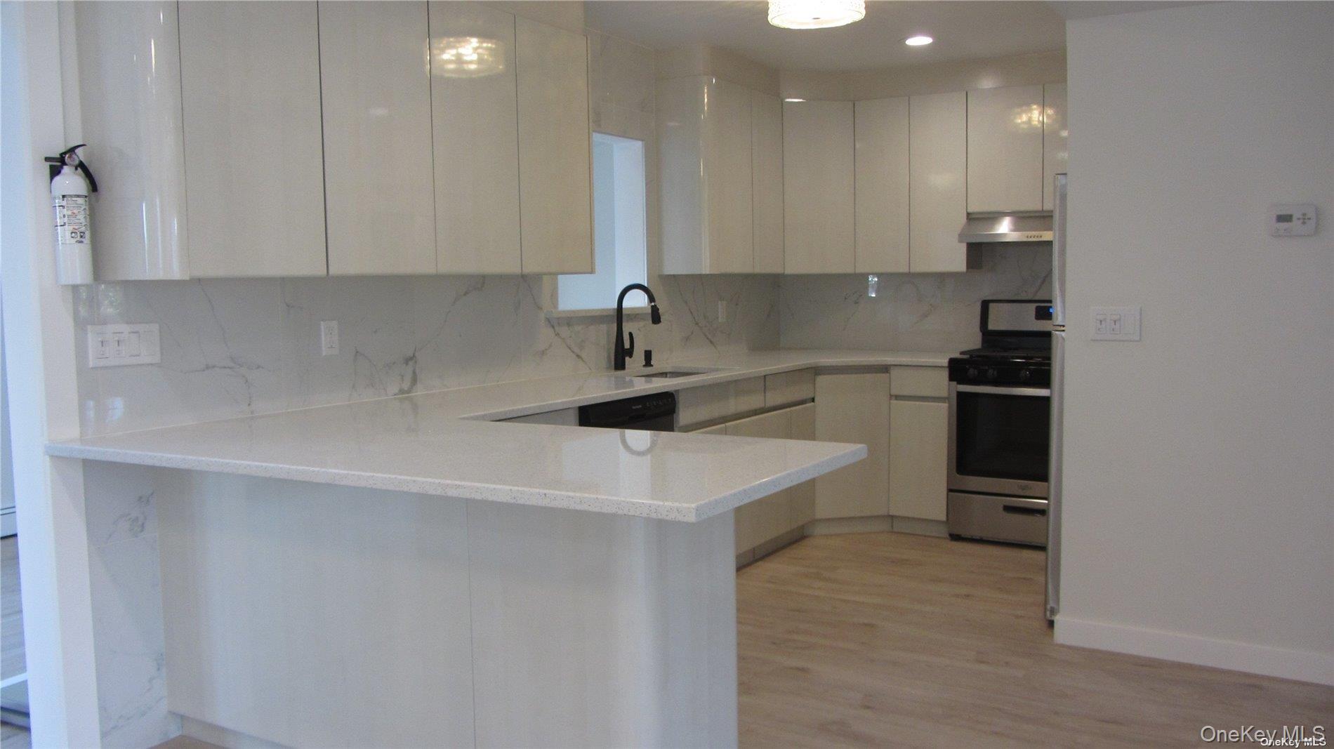 #4 photo, 367 Columbus Parkway, Mineola , NY 11501